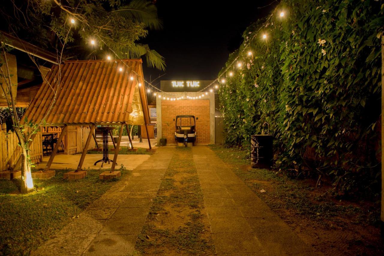 Tuk Tuk Boutique Hotel Негомбо Экстерьер фото